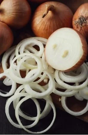 Onions with anti-inflammatory properties that break down mucus